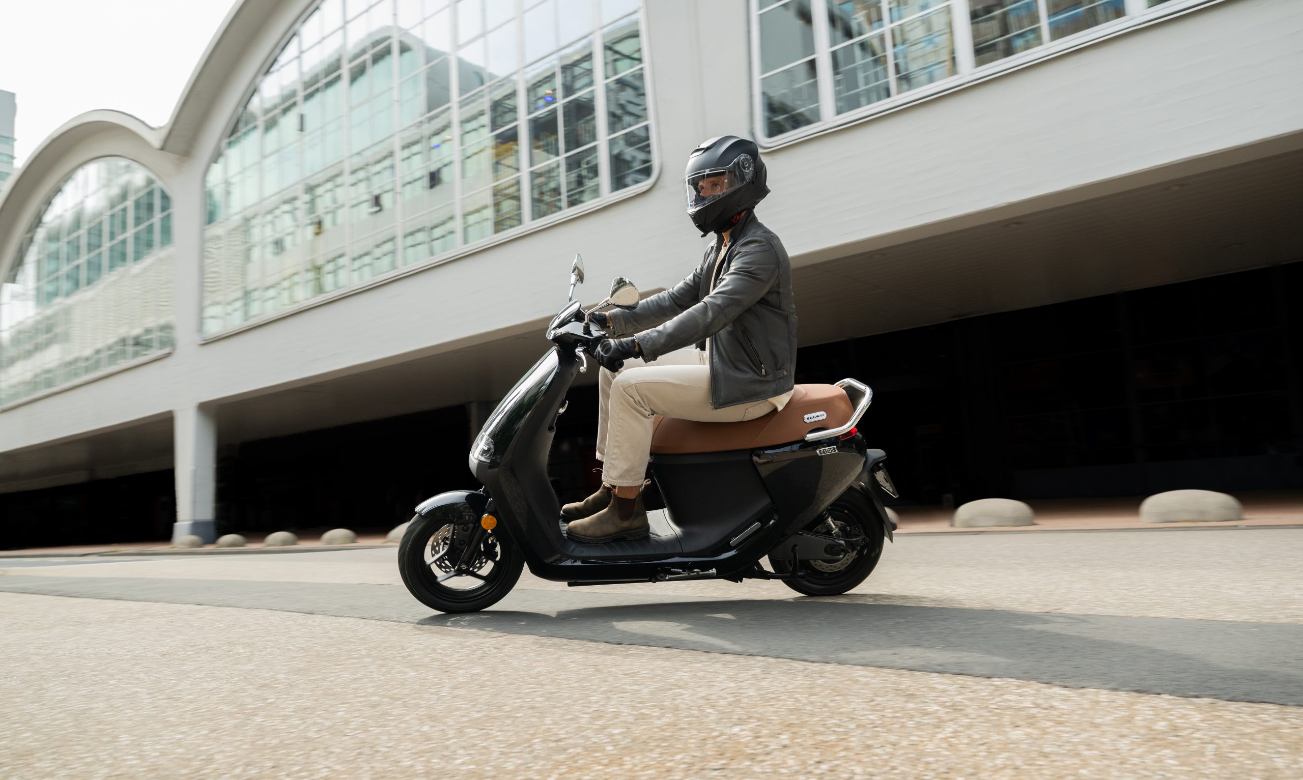 eScooter E150S_Lifestyle picture_Turning