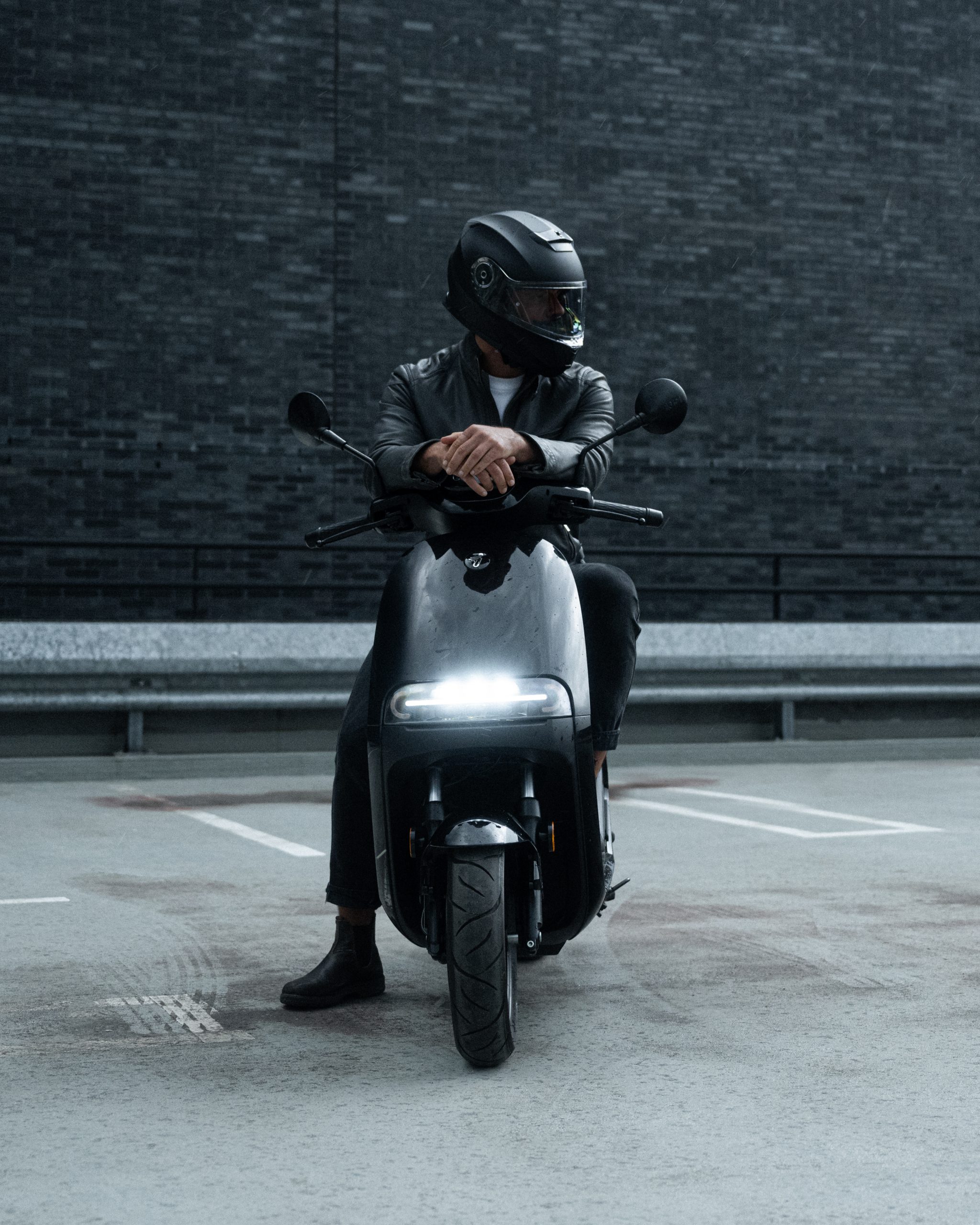 eScooter E300SE_Lifestyle Picture_sitting front zoomed in